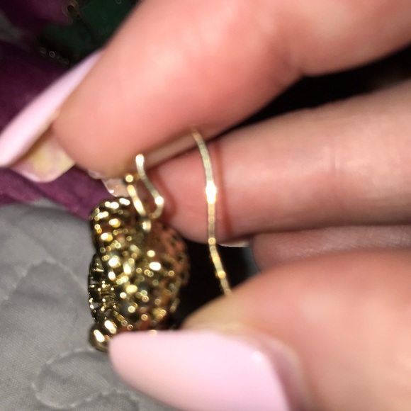 Gold tone knot earrings - Picture 3 of 3